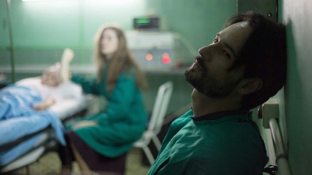 A Translator filminde Rodrigo Santoro'nun canlandırdığı Malin hastanede