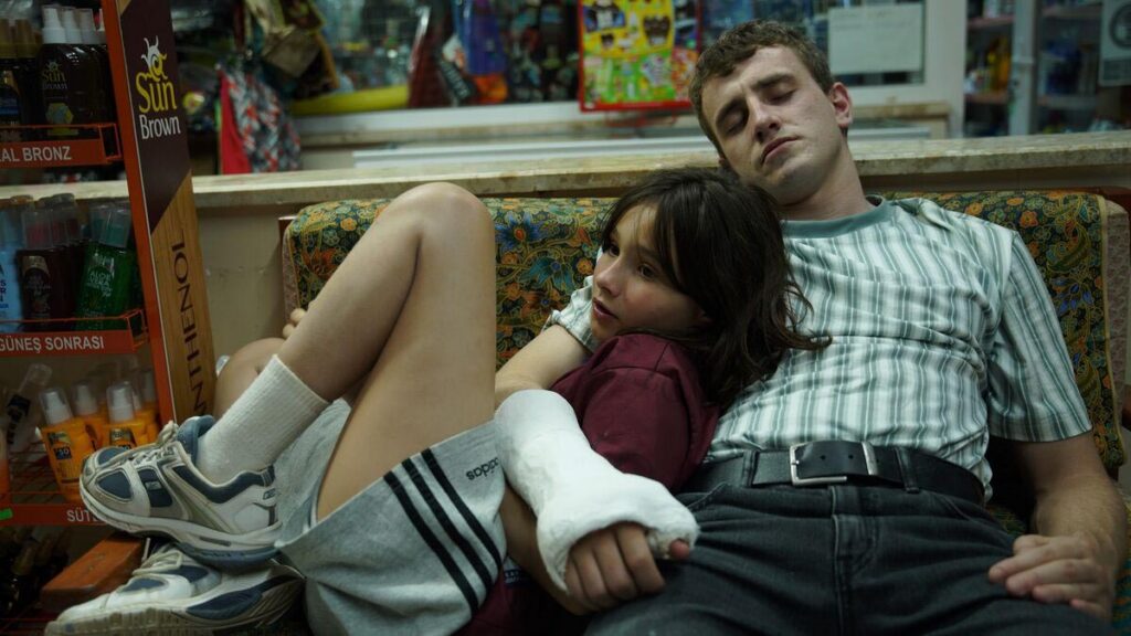 Aftersun (2022) filminde Paul Mescal ve Frankie Corio