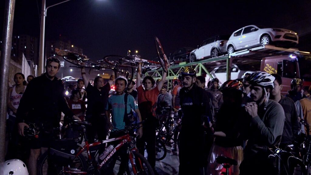 Kent planlaması belgeselleri ve şehir tasarımını anlatan filmler- Bikes vs Cars belgeselinde şehir trafiğinde bisikletliler ve otomobiller