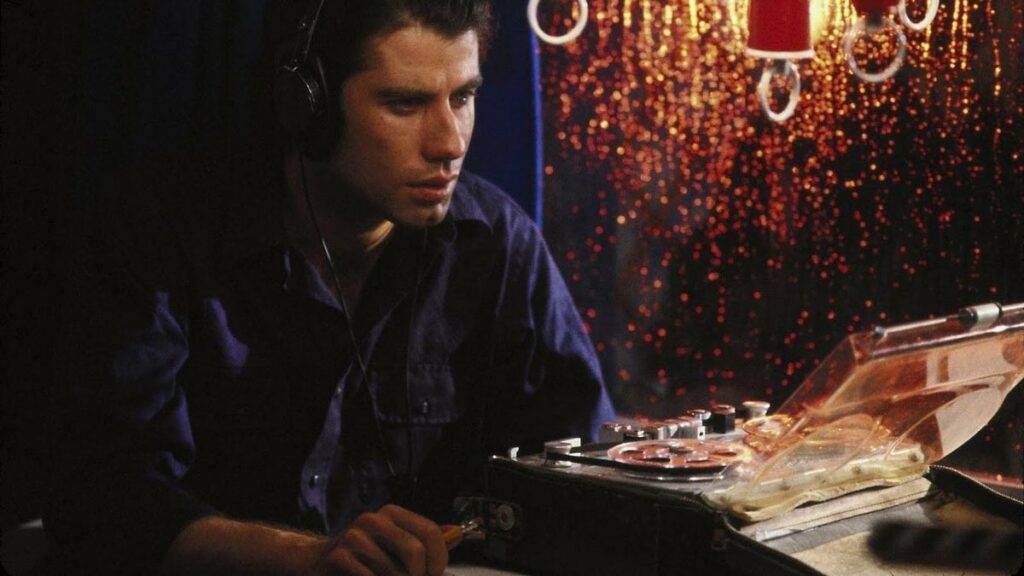Blow Out (1981) filminde John Travolta ses kaydını incelerken
