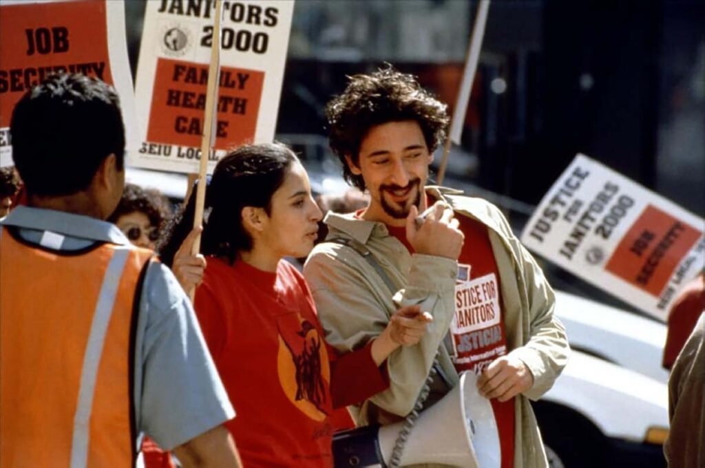 Bread and Roses (2000) filminde temizlik işçilerinin sendika eylemi