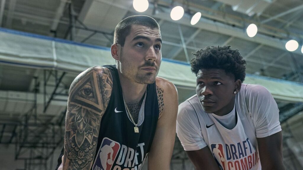 Hustle filminde Juancho Hernangómez'in basketbol sahasında yer aldığı sahne