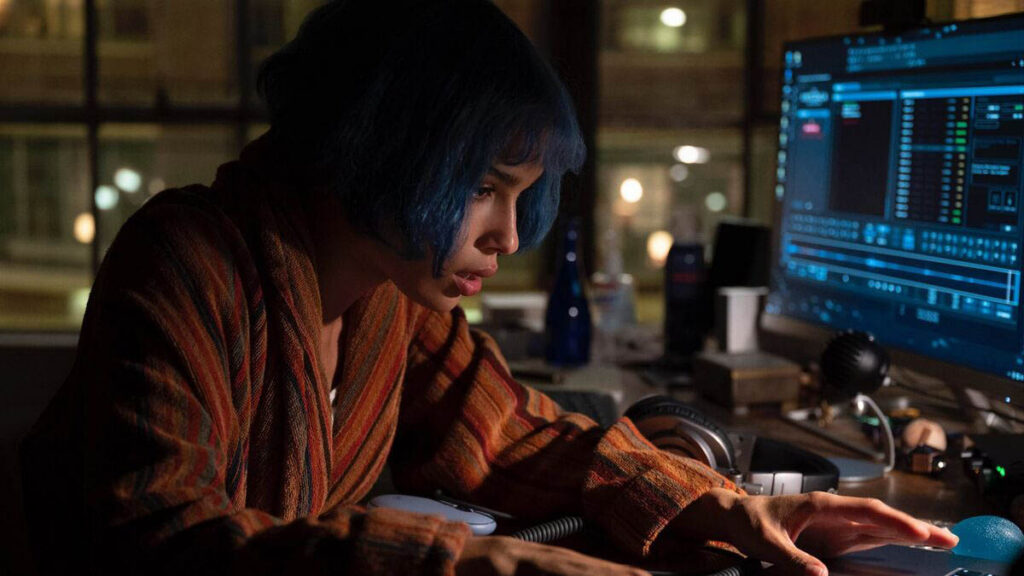 Dinleme ve Gözetleme Filmleri - Kimi (2022) filminde Zoë Kravitz kulaklıkla ses kaydı dinlerken