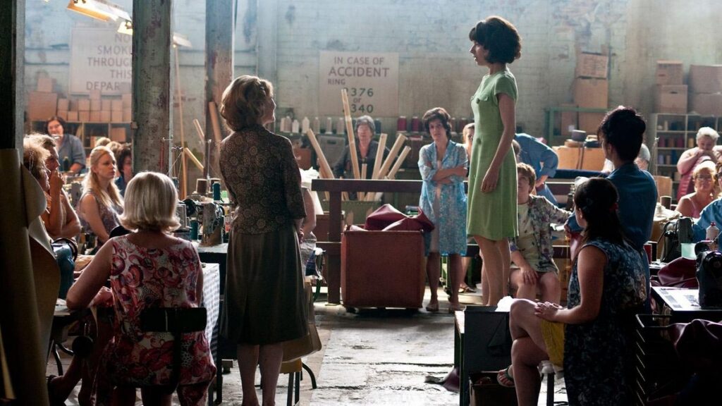 Made in Dagenham (2010) filminden Sally Hawkins ve fabrika işçileri