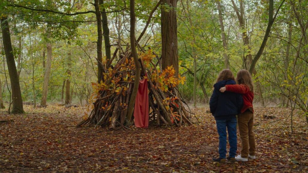 Yas Filmleri - Petite Maman (2021) filminde Joséphine Sanz ve Gabrielle Sanz