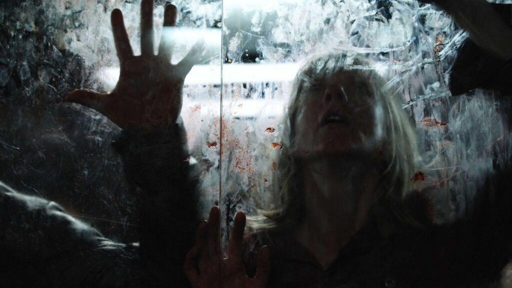 Pontypool (2008) filminde Stephen McHattie radyo stüdyosunda