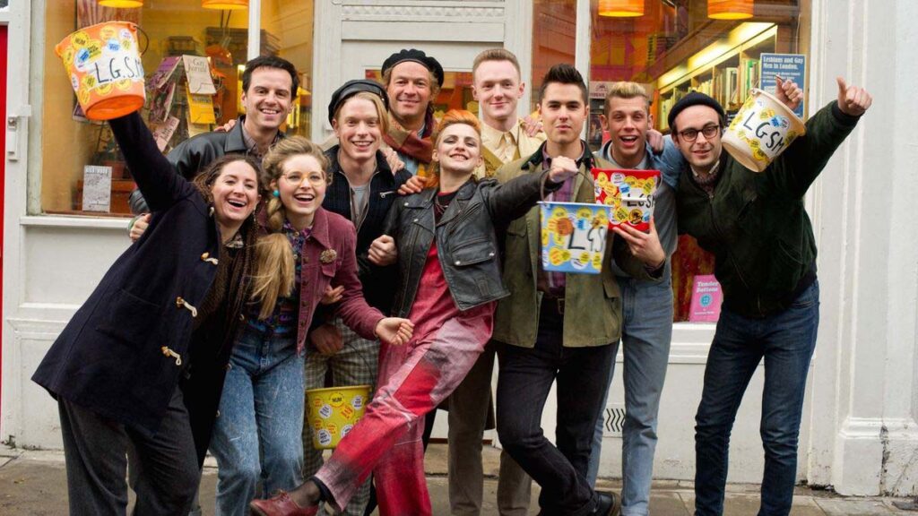 Pride (2014) filminde LGBT aktivistleri ve grevdeki madenciler