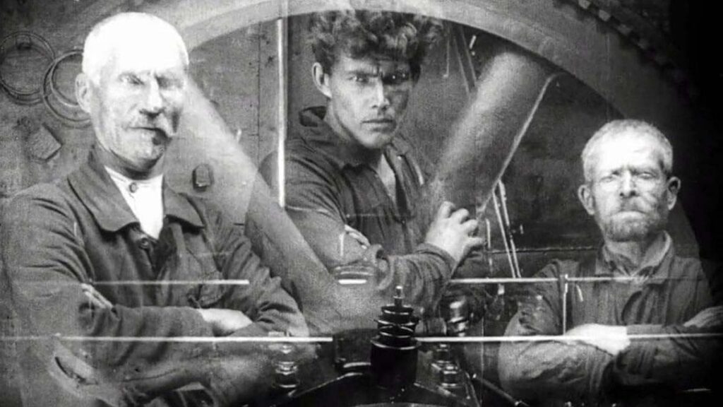 Strike (1925) filminde greve çıkan fabrika işçileri