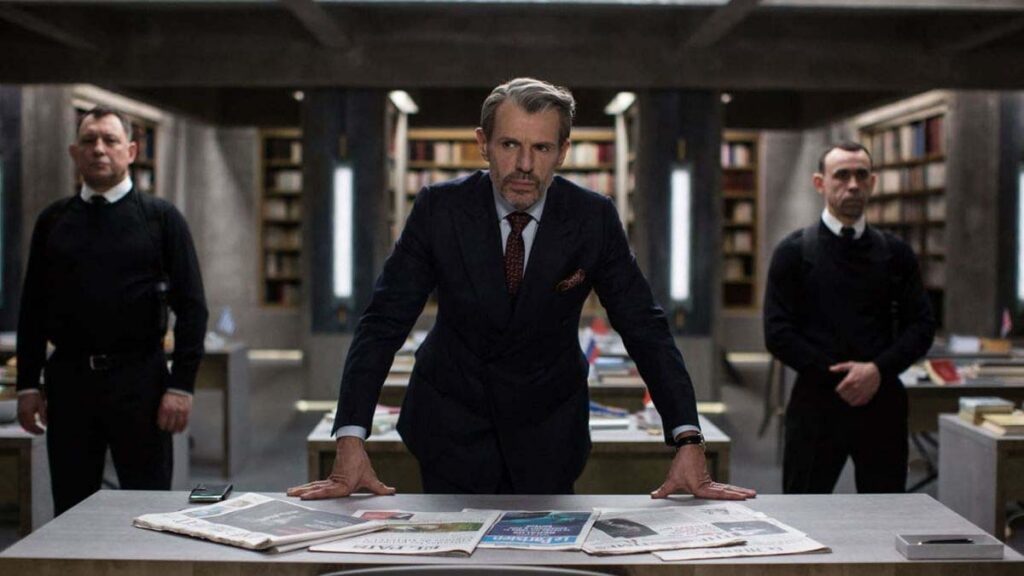 The Translators filminde kapalı bir tesiste çalışan çevirmenler