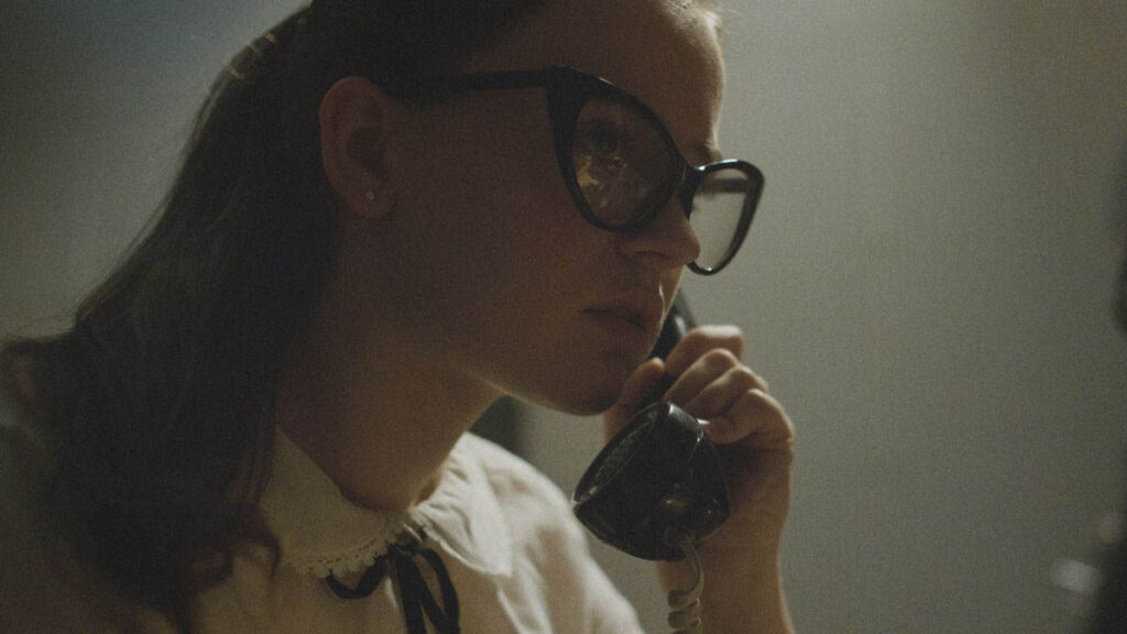 The Vast of Night (2019) filminde Sierra McCormick ve Jake Horowitz