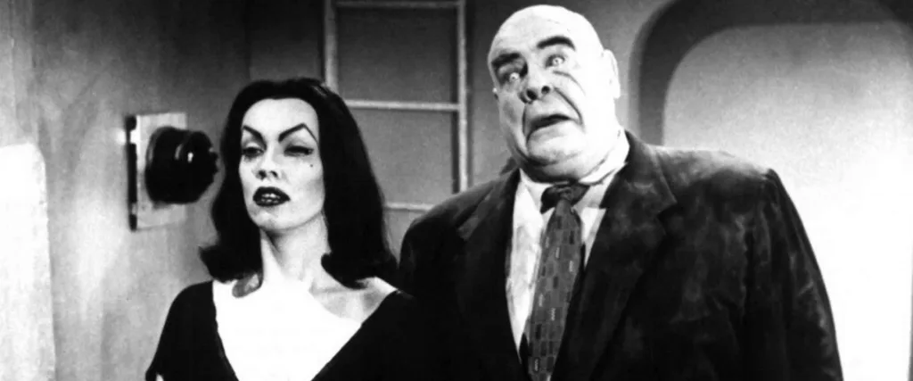 Plan 9 from Outer Space filminde uzaylılar ve mezarlıktan dirilen ölüler