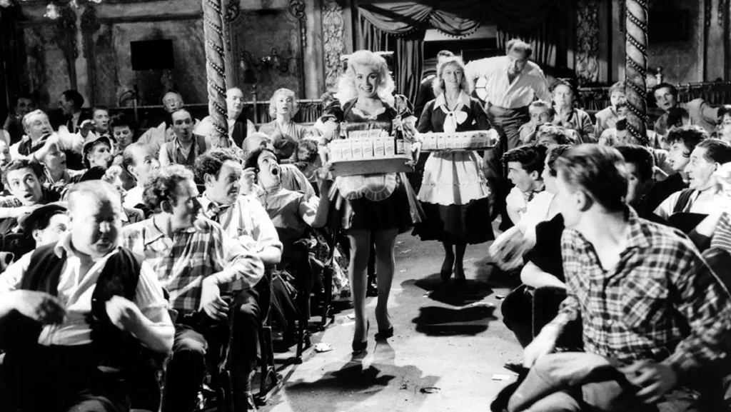 Projeksiyoncu Filmleri - The Smallest Show on Earth (1957) filminde eski Bijou sinema salonu