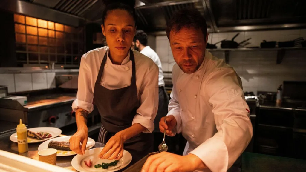 Boiling Point (2021) filminde Stephen Graham yoğun restoran mutfağında