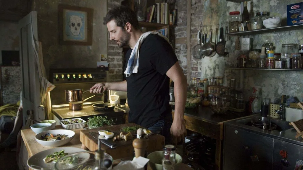 Burnt (2015) filminde Bradley Cooper profesyonel restoran mutfağında