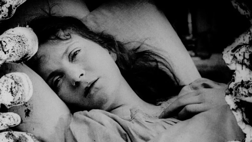 Dawson City: Frozen Time, toprağın altından çıkan nitrat filmler üzerinden kayıp sinema tarihini ve arşivciliği anlatıyor.