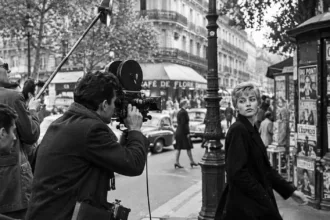 Fransız Yeni Dalgası estetiğini temsil eden Paris sokaklarında film çekimi