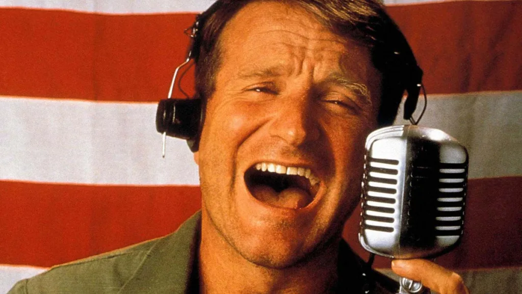 Good Morning, Vietnam (1987) filminde Robin Williams askerî radyo stüdyosunda yayın yaparken