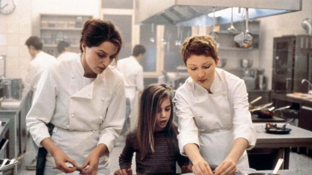 Mostly Martha (2001) filminde Martina Gedeck restoran mutfağında