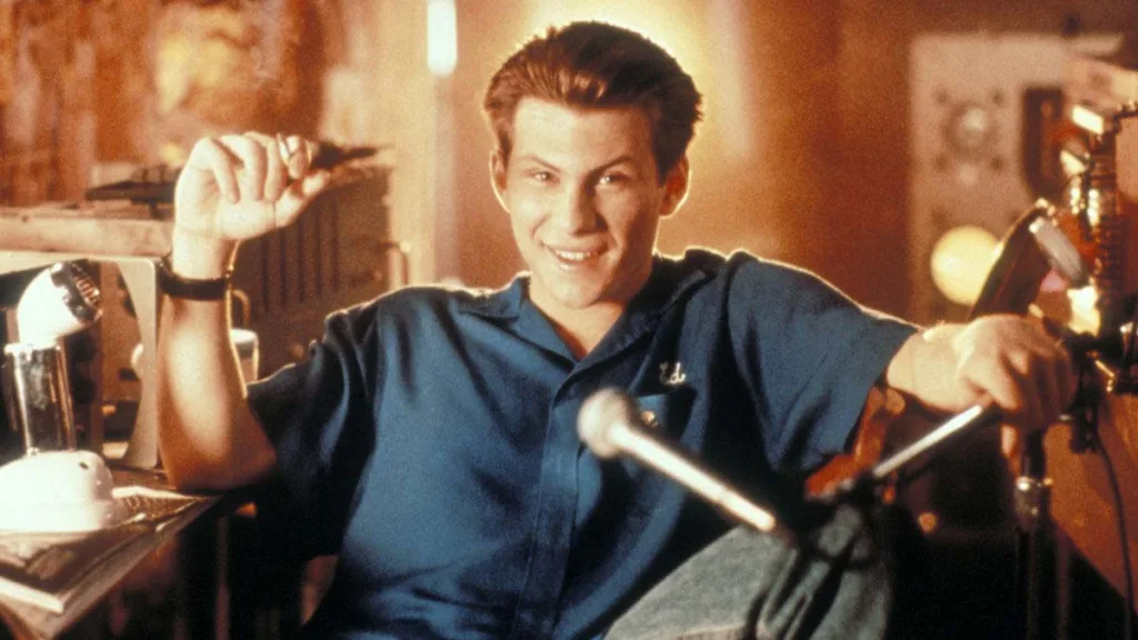 Pump Up the Volume (1990) filminde Christian Slater korsan radyo yayını yaparken