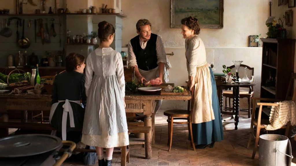 The Taste of Things (2023) filminde Juliette Binoche ve Benoît Magimel yemek hazırlarken